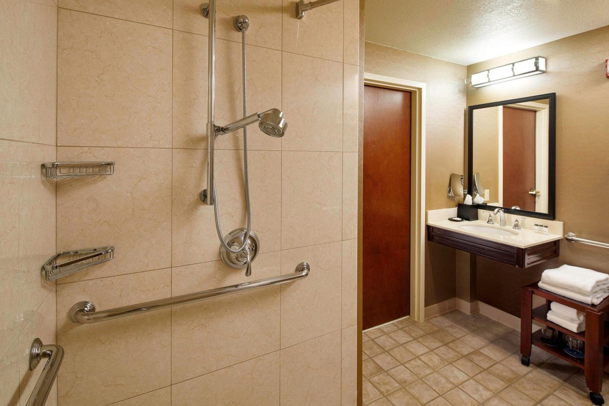 Sheraton & Convention Center Hotel 3*